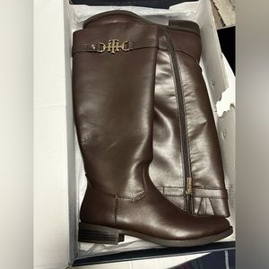 Women Tommy Hilfiger boots. Size 8, dark brown.